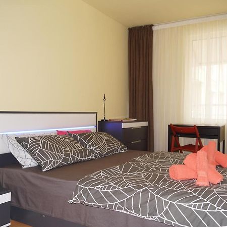 Spacious 2Bdr - Free Parking - Walk Everywhere - 300 Mbps Wifi Varna Bagian luar foto
